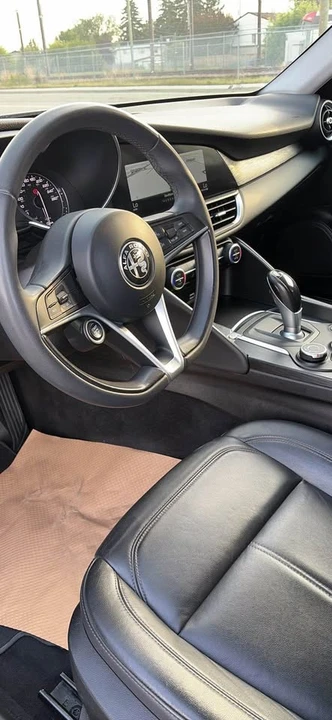 2017 Alfa Romeo Giulia - Image 5 of 13