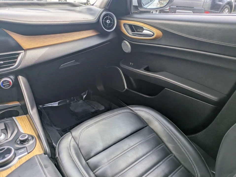 2017 Alfa Romeo Giulia - Image 15 of 20