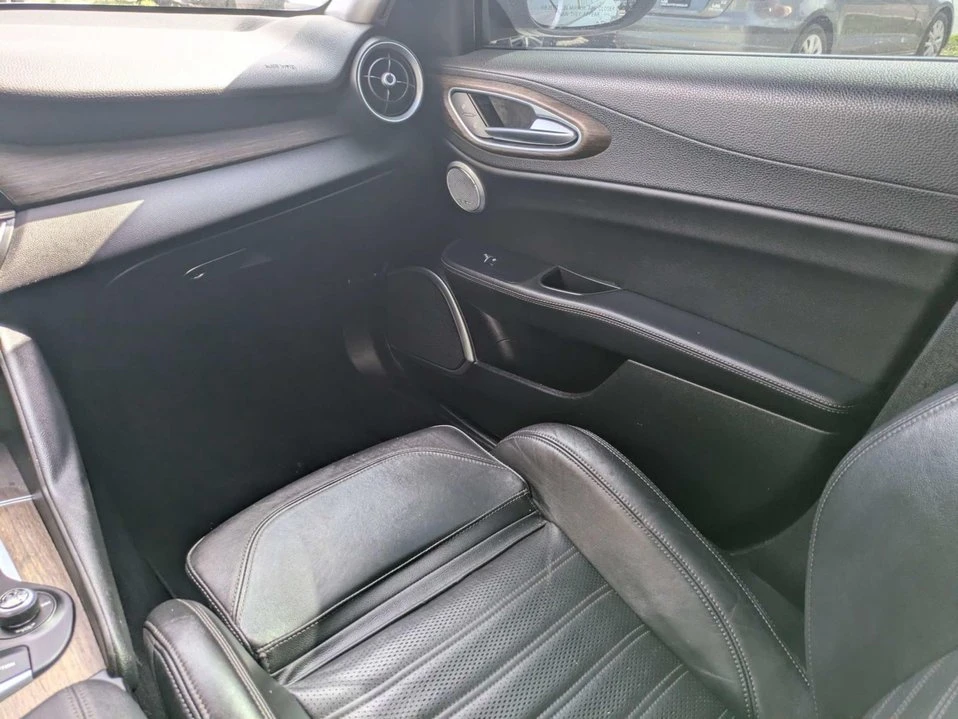 2017 Alfa Romeo Giulia - Image 15 of 20