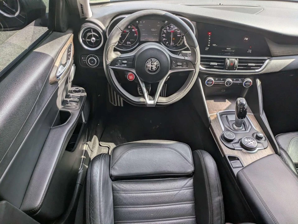 2017 Alfa Romeo Giulia - Image 14 of 20
