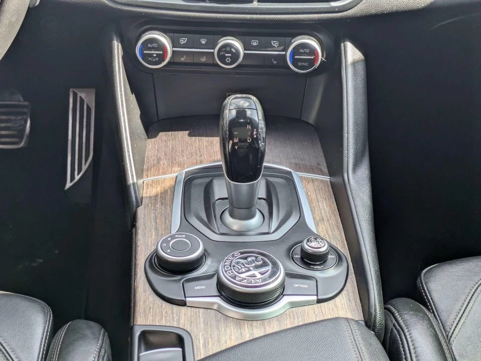 2017 Alfa Romeo Giulia - Image 17 of 20