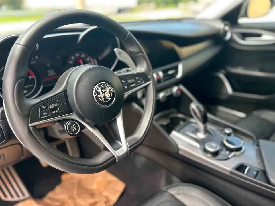 2017 Alfa Romeo Giulia - Image 5 of 17