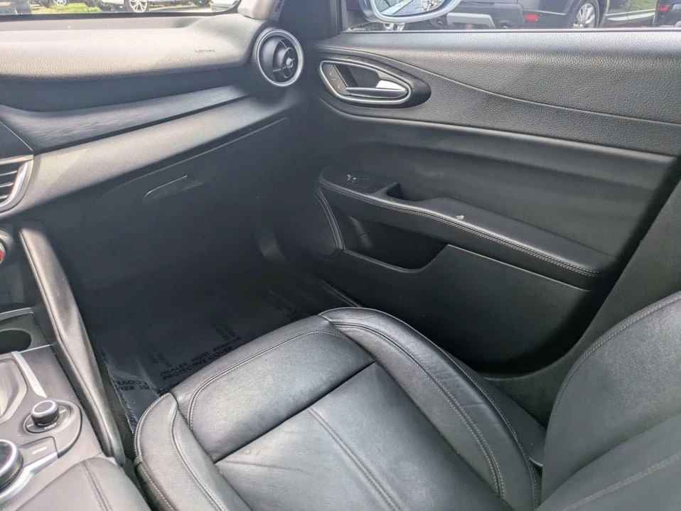 2017 Alfa Romeo Giulia - Image 15 of 20