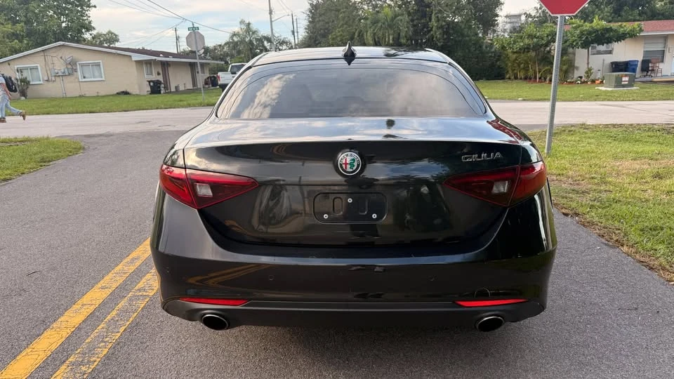 2017 Alfa Romeo Giulia - Image 5 of 10