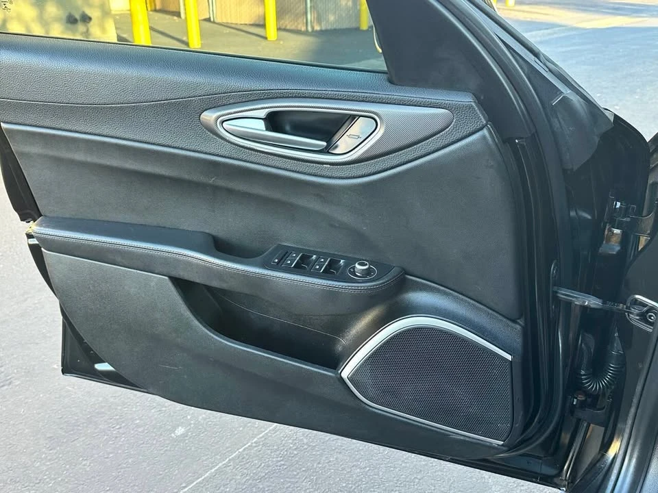 2017 Alfa Romeo Giulia - Image 16 of 20