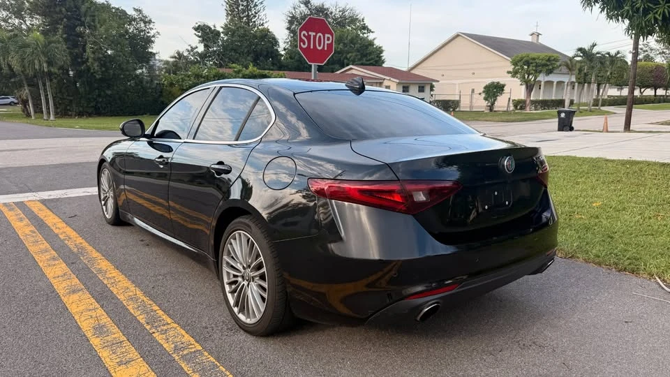 2017 Alfa Romeo Giulia - Image 6 of 10