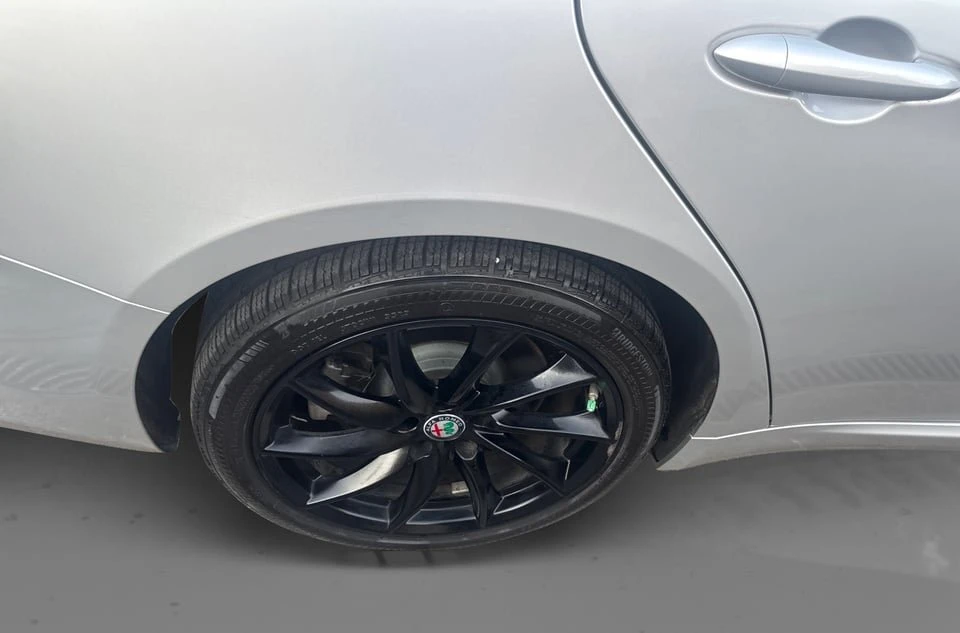 2017 Alfa Romeo Giulia - Image 19 of 20