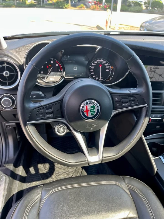 2017 Alfa Romeo Giulia - Image 12 of 17
