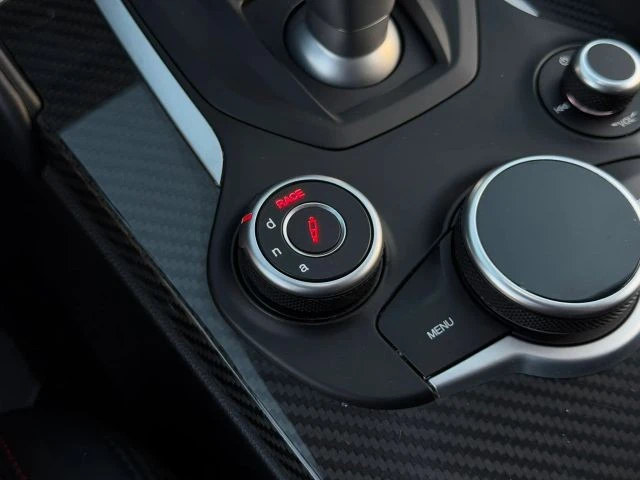 2017 Alfa Romeo Giulia Quadrifoglio - Image 27 of 31