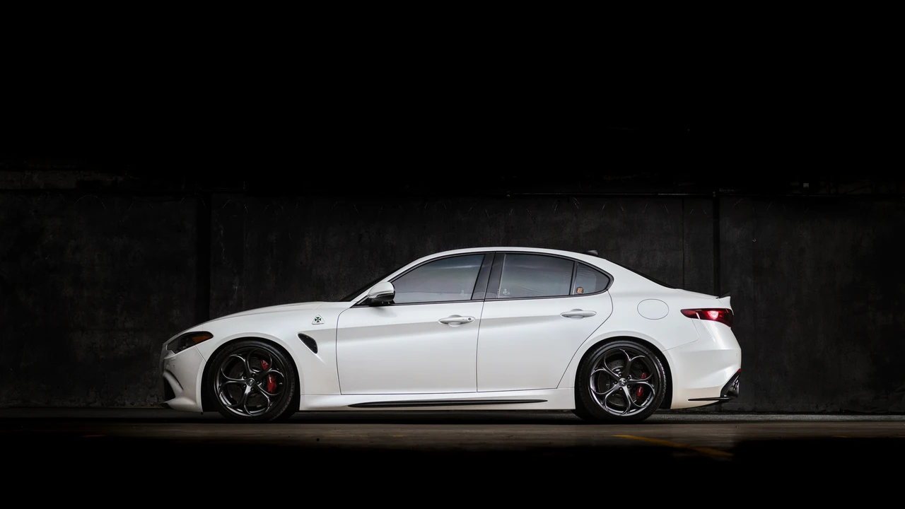 2017 Alfa Romeo Giulia Quadrifoglio - Image 9 of 31