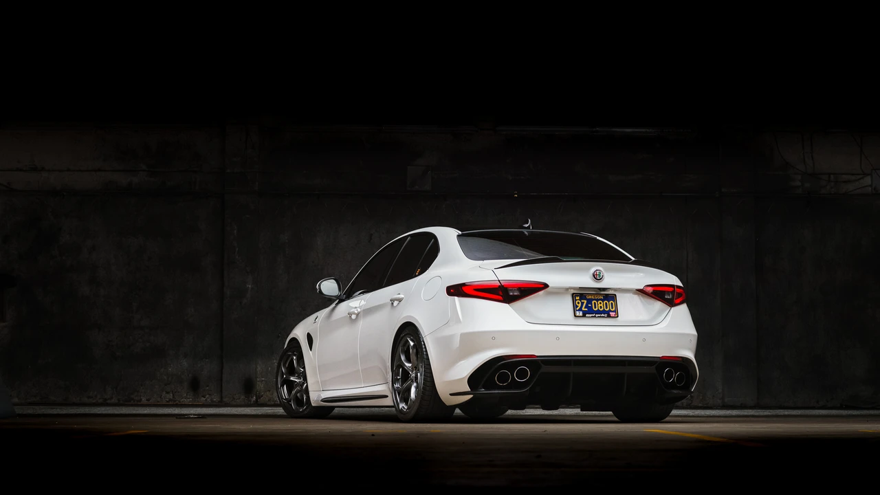 2017 Alfa Romeo Giulia Quadrifoglio - Image 13 of 31