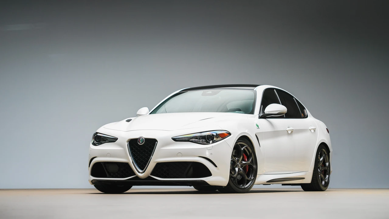 2017 Alfa Romeo Giulia Quadrifoglio - Image 16 of 31