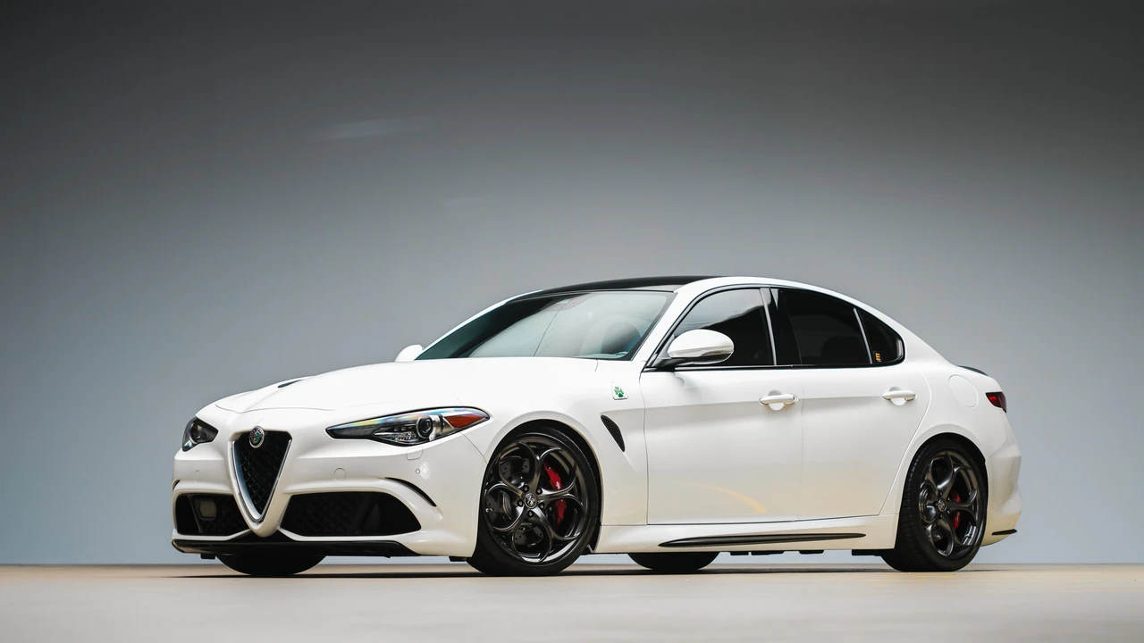 2017 Alfa Romeo Giulia Quadrifoglio - Image 17 of 31