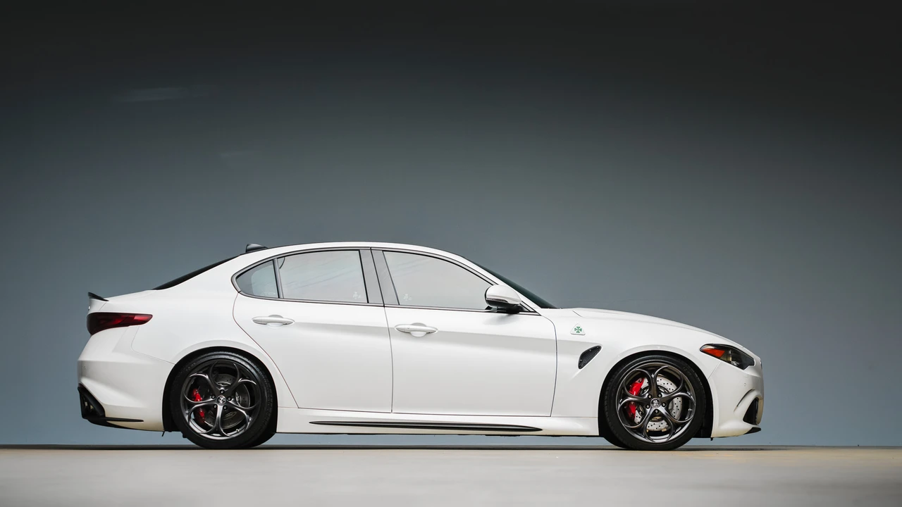 2017 Alfa Romeo Giulia Quadrifoglio - Image 22 of 31