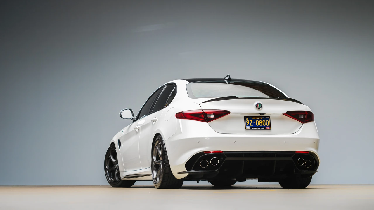 2017 Alfa Romeo Giulia Quadrifoglio - Image 24 of 31