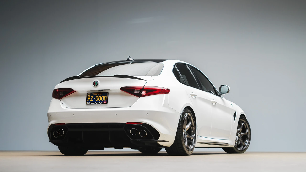 2017 Alfa Romeo Giulia Quadrifoglio - Image 27 of 31