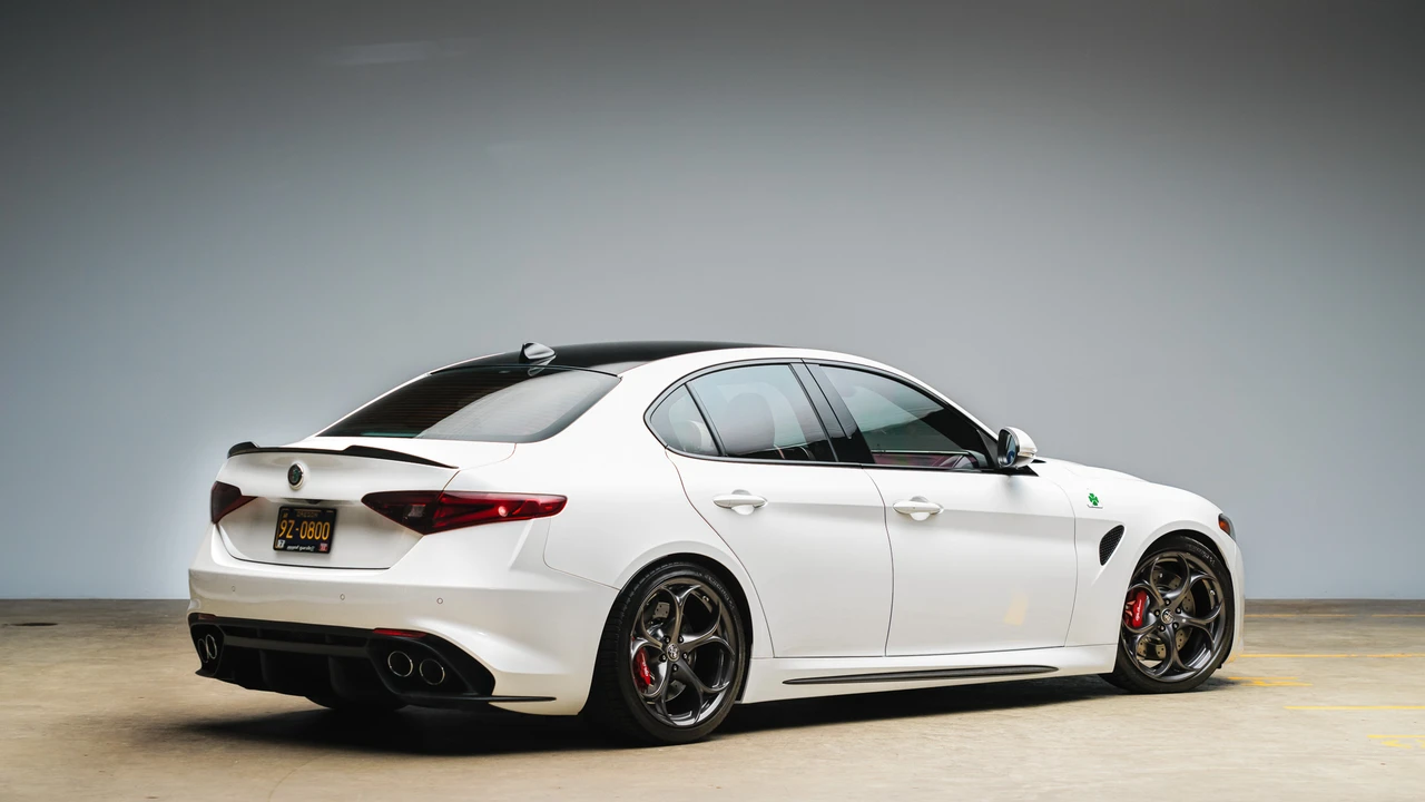 2017 Alfa Romeo Giulia Quadrifoglio - Image 28 of 31