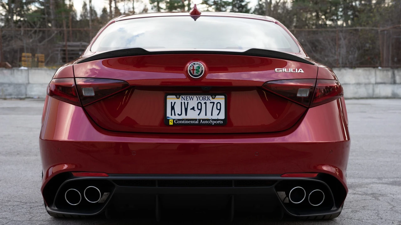 2017 Alfa Romeo Giulia Quadrifoglio - Image 17 of 31