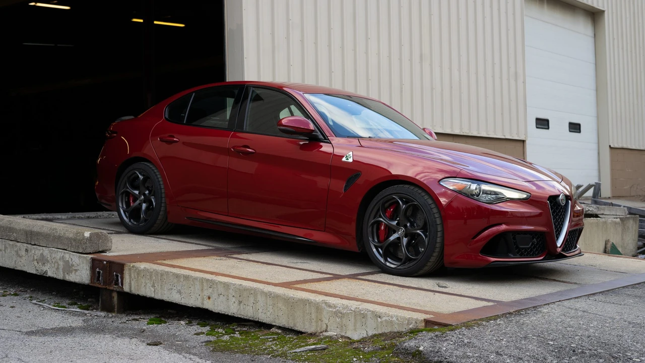 2017 Alfa Romeo Giulia Quadrifoglio - Image 5 of 31
