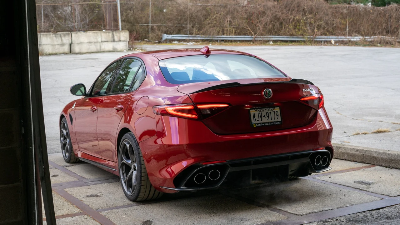 2017 Alfa Romeo Giulia Quadrifoglio - Image 14 of 31