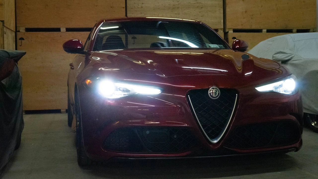 2017 Alfa Romeo Giulia Quadrifoglio - Image 28 of 31