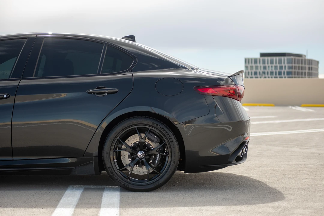 2017 Alfa Romeo Giulia Quadrifoglio - Image 24 of 31