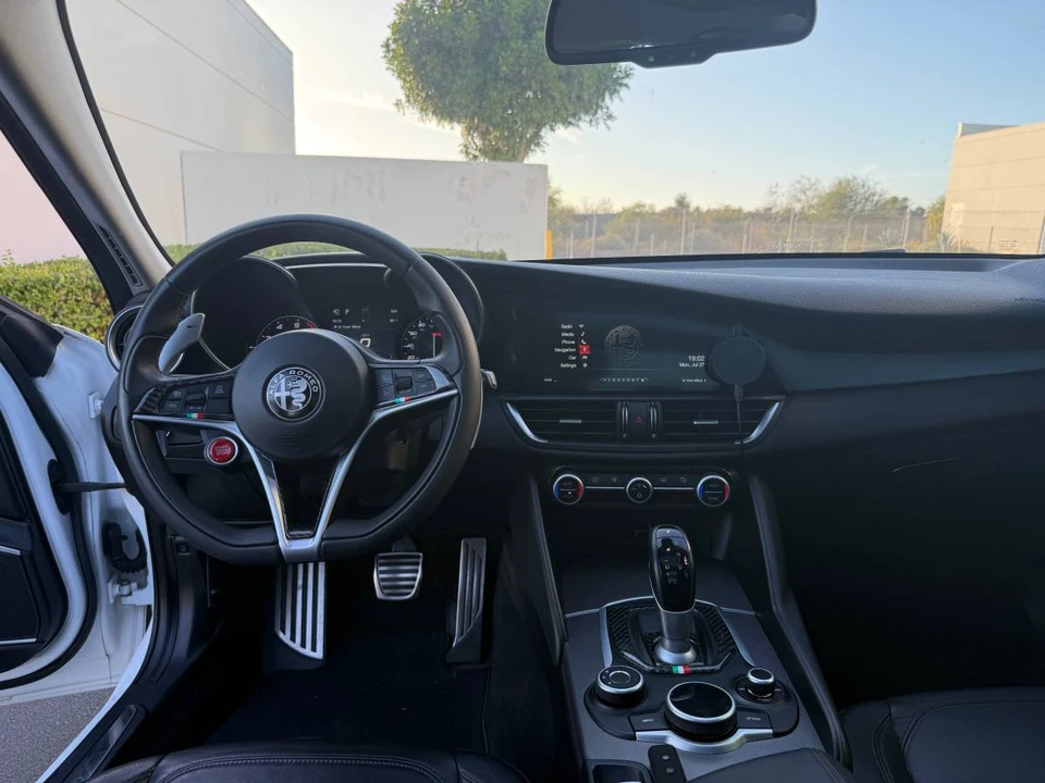 2017 Alfa Romeo Giulia - Image 13 of 21