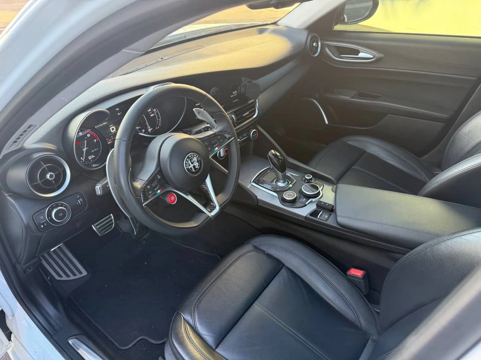 2017 Alfa Romeo Giulia - Image 16 of 21