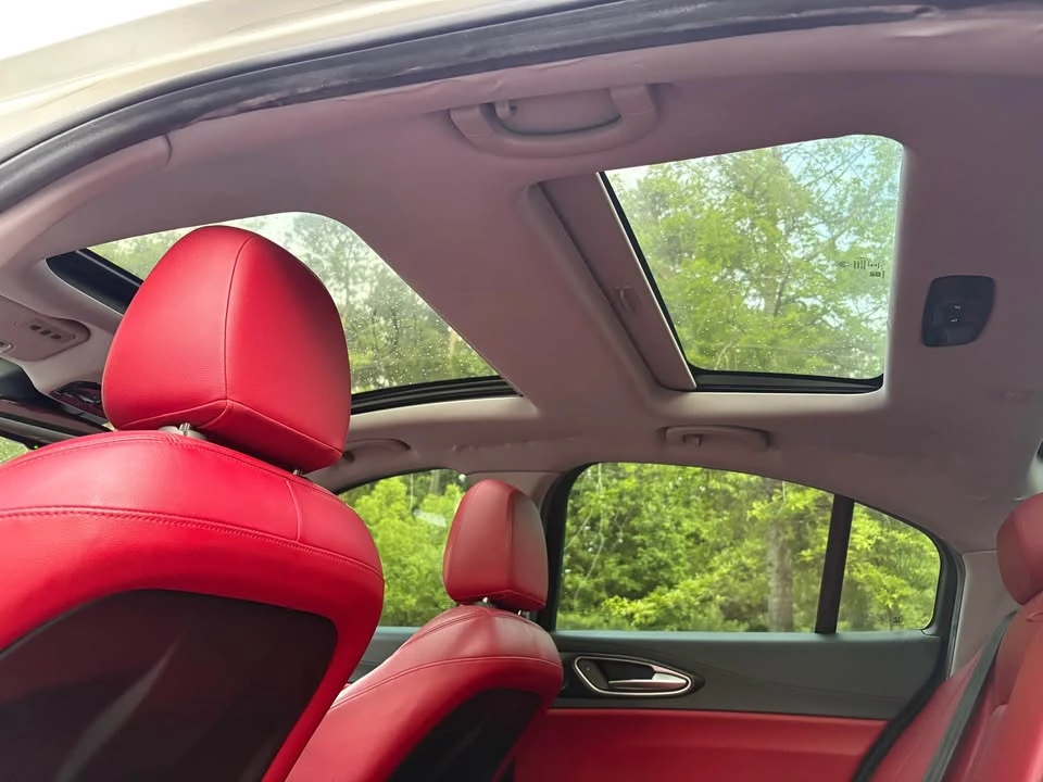2017 Alfa Romeo Giulia - Image 16 of 20