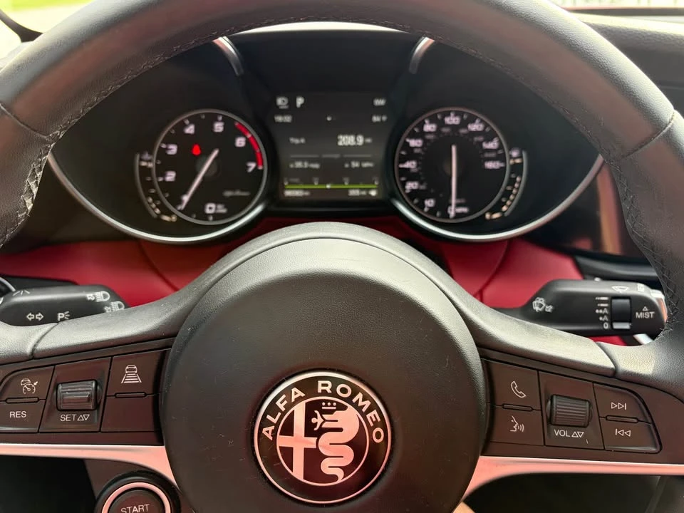 2017 Alfa Romeo Giulia - Image 8 of 20