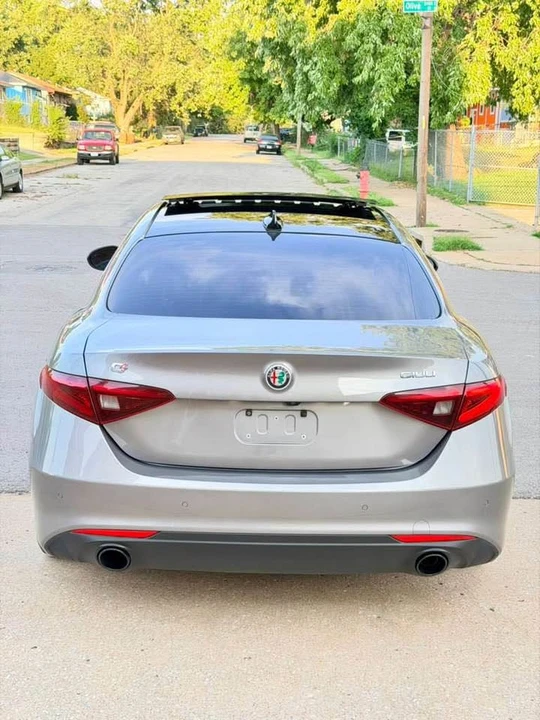 2017 Alfa Romeo Giulia - Image 16 of 19