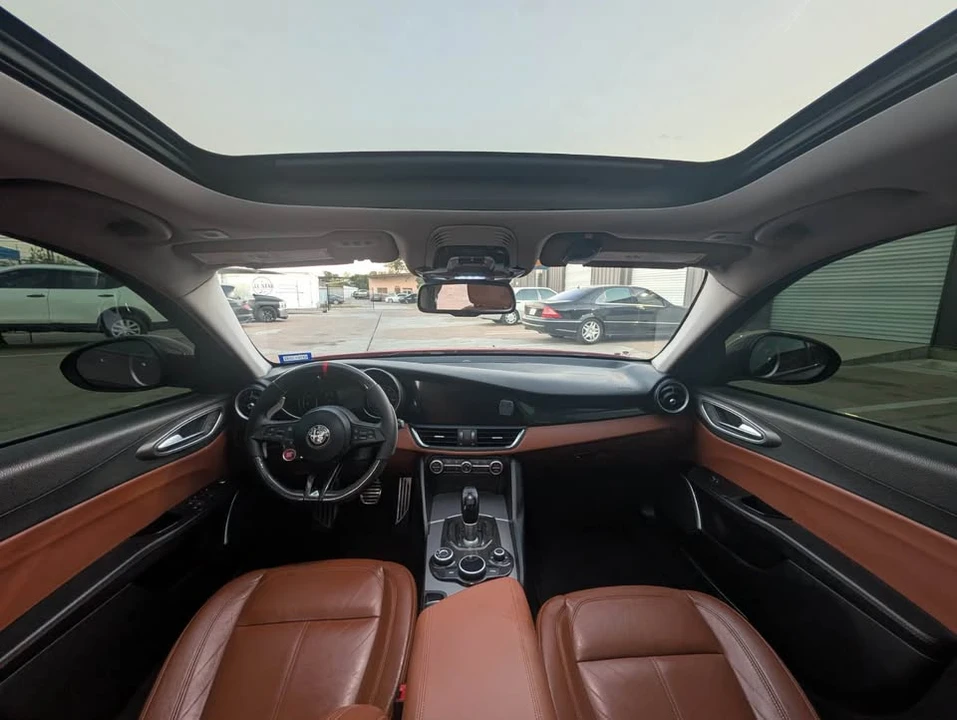 2017 Alfa Romeo Giulia - Image 5 of 16