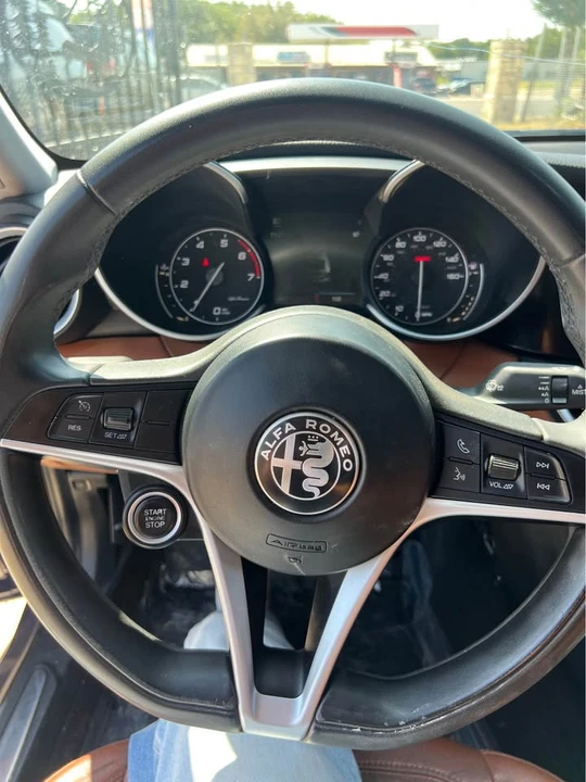 2017 Alfa Romeo Giulia - Image 11 of 17