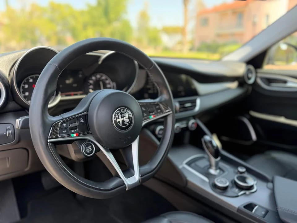 2017 Alfa Romeo Giulia - Image 8 of 20