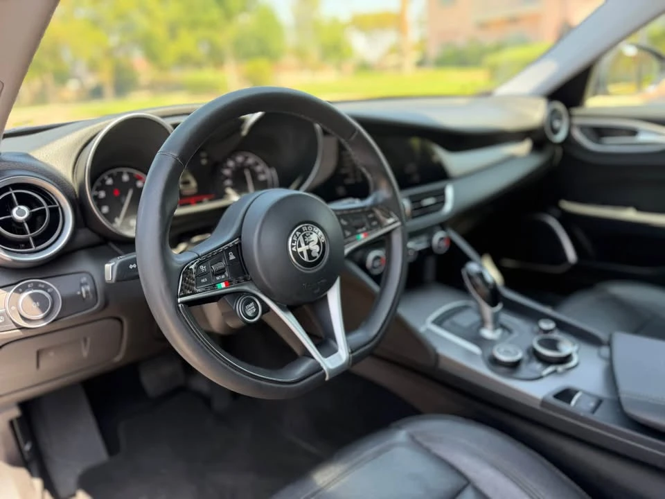 2017 Alfa Romeo Giulia - Image 13 of 20