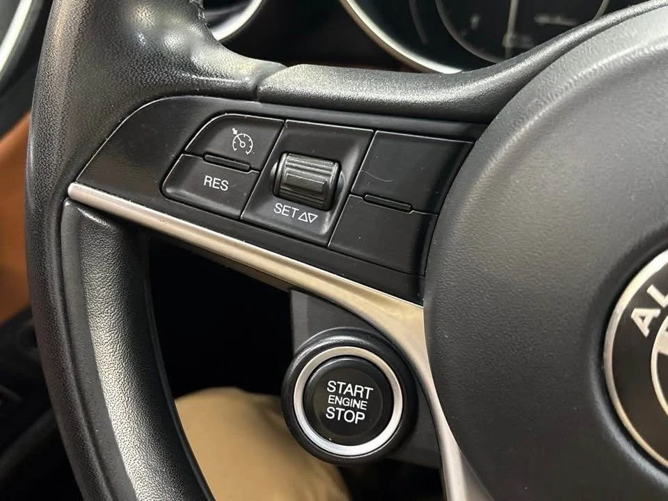 2017 Alfa Romeo Giulia - Image 9 of 18