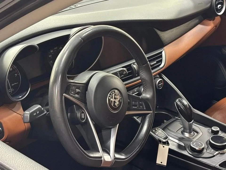 2017 Alfa Romeo Giulia - Image 17 of 18