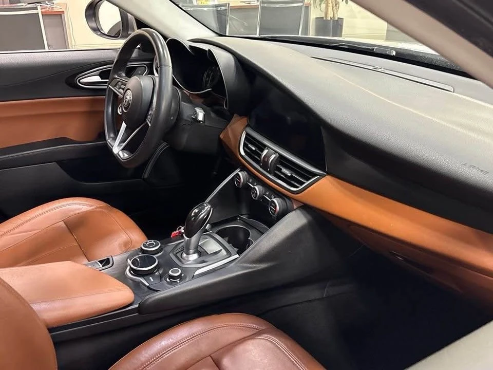 2017 Alfa Romeo Giulia - Image 15 of 18