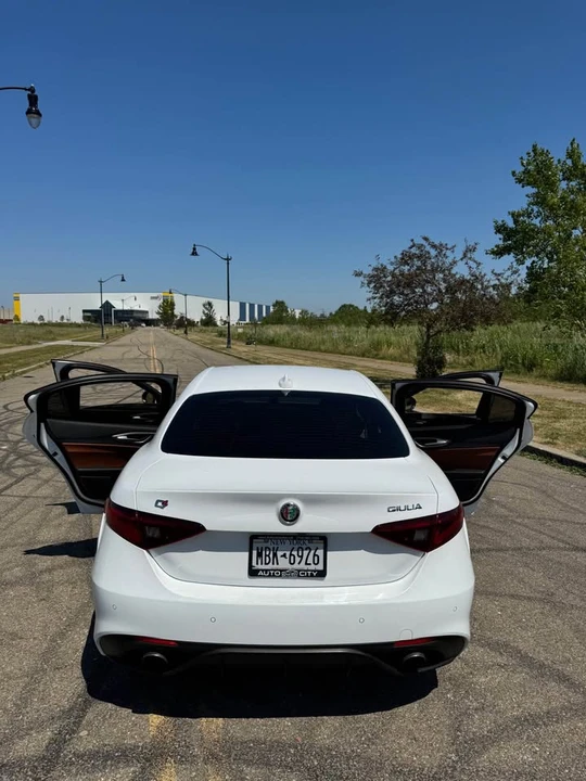 2017 Alfa Romeo Giulia - Image 4 of 10