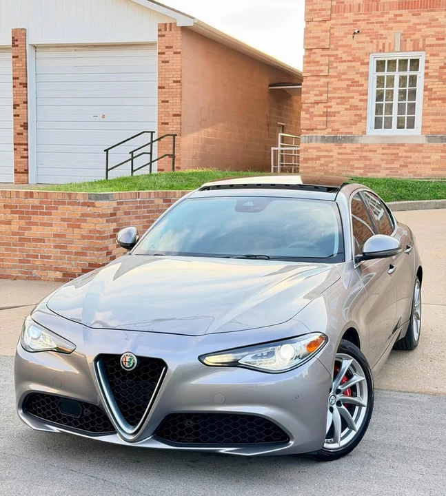 2017 Alfa Romeo Giulia - Image 19 of 20