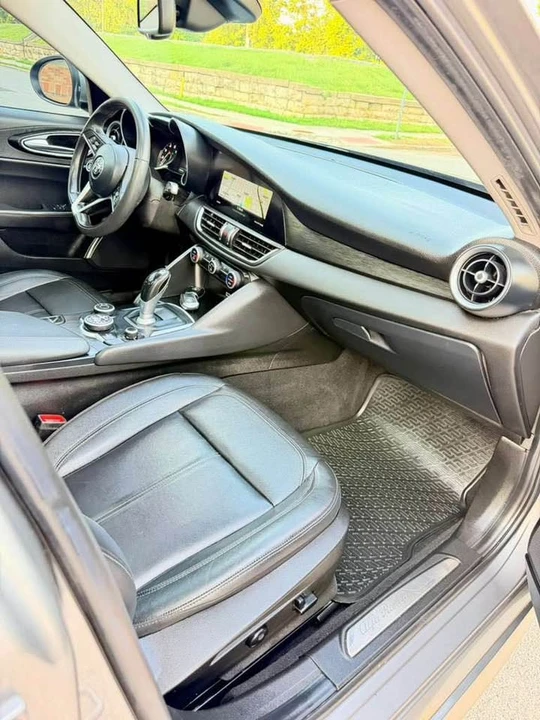 2017 Alfa Romeo Giulia - Image 14 of 18