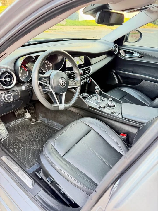 2017 Alfa Romeo Giulia - Image 14 of 20