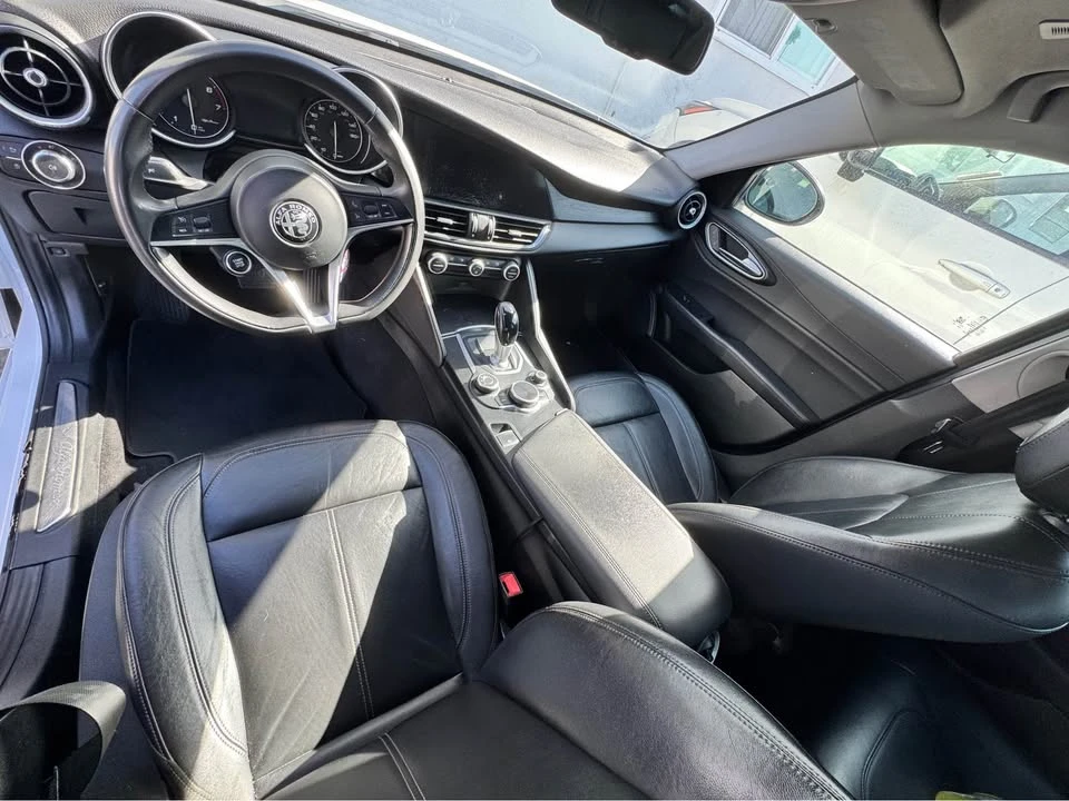2017 Alfa Romeo Giulia - Image 8 of 9