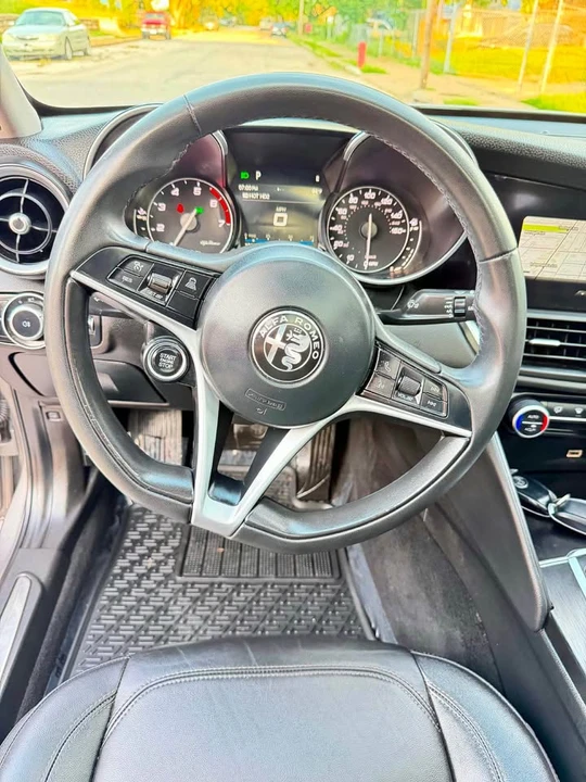 2017 Alfa Romeo Giulia - Image 8 of 20