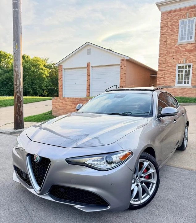 2017 Alfa Romeo Giulia - Image 19 of 20