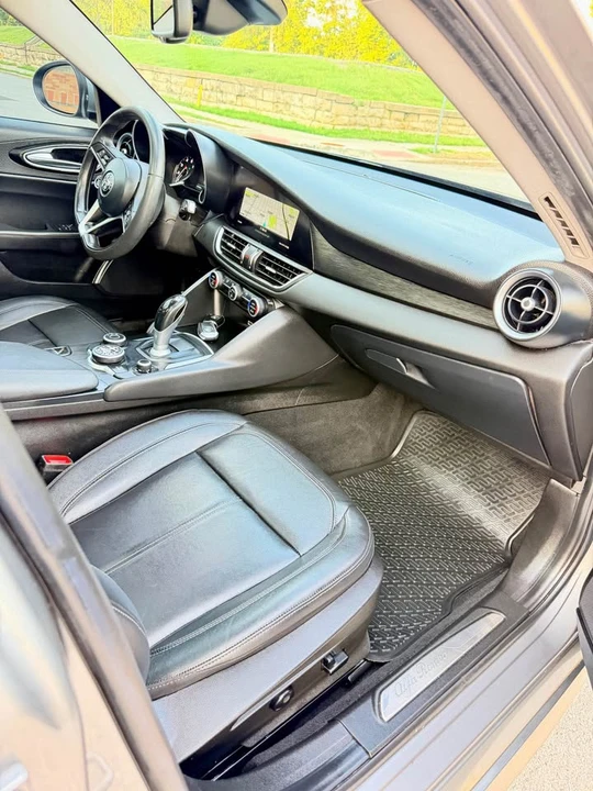 2017 Alfa Romeo Giulia - Image 7 of 20