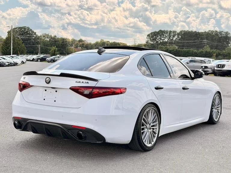 2017 Alfa Romeo Giulia - Image 5 of 19