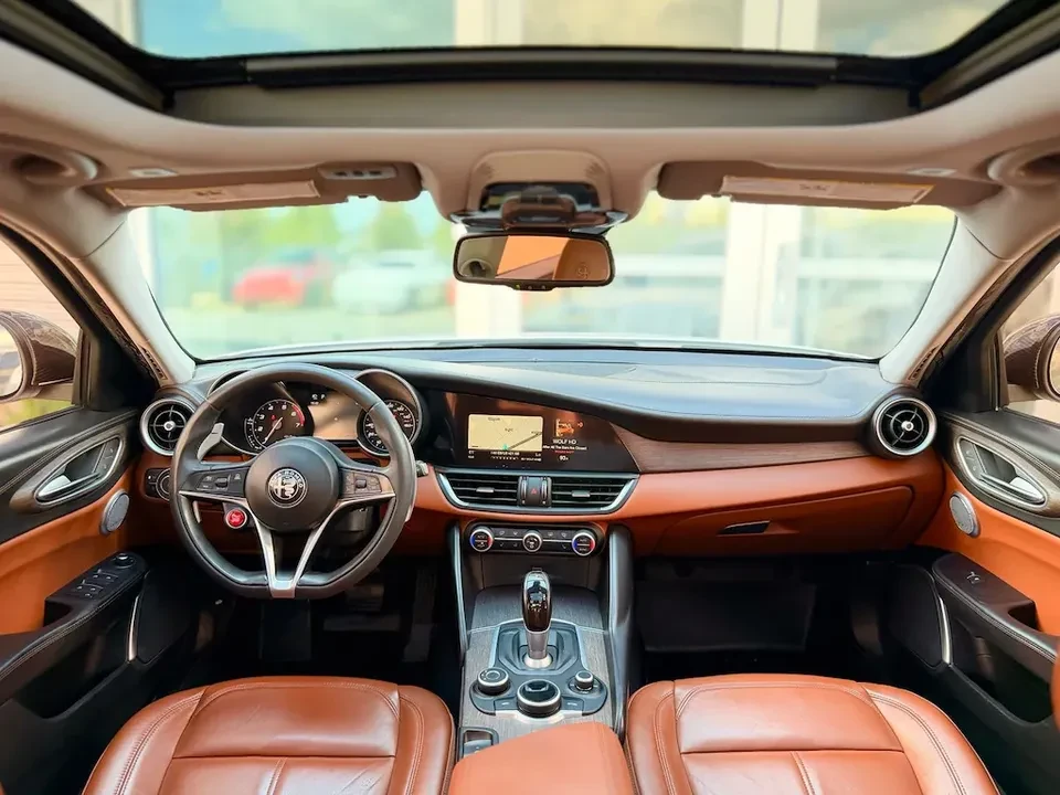 2017 Alfa Romeo Giulia - Image 16 of 19