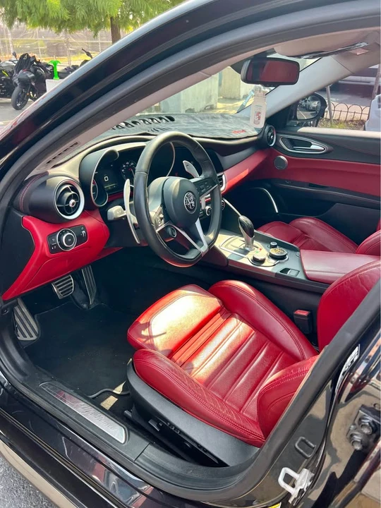 2017 Alfa Romeo Giulia - Image 19 of 20
