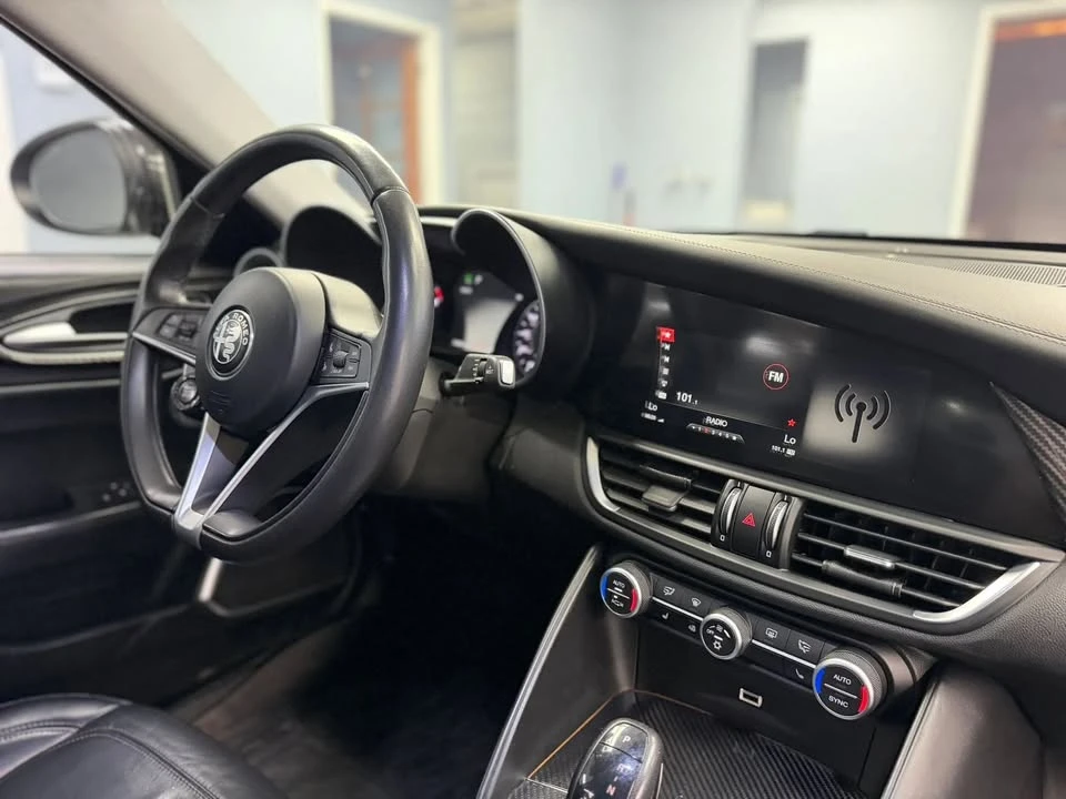 2017 Alfa Romeo Giulia - Image 17 of 20